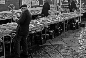 libri, bianconero, mercato, persone, cappello, casse, uomo, bancarella, mercatino, bancarelle, lastricato, leggere, cassette, lettore, anziano, banchi