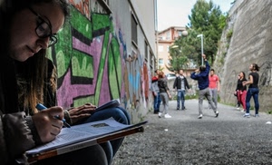 occhiali, murales, strada, pennarello, libro, ragazzi, graffiti, persone, donna, giocare, ragazza, gioco, alberi, leggere, verde, muro, vicolo, pallone, mani