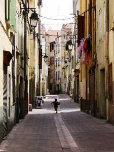 bambino, vicolo, finestre, strada, panni, porte, lampioni, palloni, lampione, case, palazzi, bucato, fili
