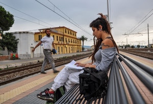 stazione, panchina, binari, leggere, attesa, ragazza, tatuaggio, donna, borsa