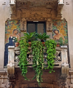 balcone, liberty, finestra, edera, piante, verde, donne, vasi