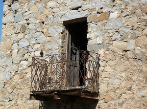 balcone, ringhiera, porta, ferro, muro, pietre, sassi, rudere, pietra, finestra, palazzo, aperta, casa, piccione, ruggine