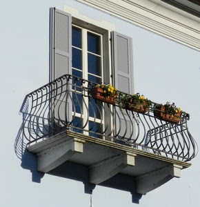 balcone, fiori, ringhiera, finestra, porta, persiane, bianco, fioriere, vasi, ferro