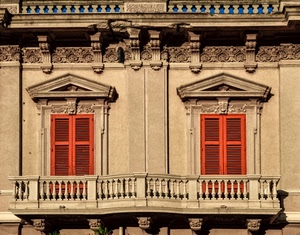 balcone, finestre, rosso, persiane, due, balconi, timpani, facciata