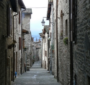 vicolo, lampioni, finestre, case, paese, discesa, pietre, muri, via, grondaie, strada, lampione