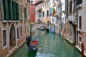 gondola, venezia, ponte, canale, acqua, gondoliere, rio, bandiere
