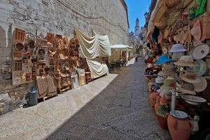 cappelli, campanile, vicolo, mercato, strada, vasi, muro, ombrellone, ombra, tavolini, anfore, souvenir, mercatino, bombola, tende