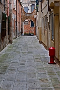 arco, vicolo, finestre, venezia, gondola, rosso, scorcio, porte, lampione, idrante, strada, canale, case, calle