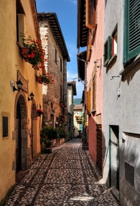 vicolo, fiori, case, finestre, porte, selciato, lampioni, acciottolato, lastricato, scorcio, cielo
