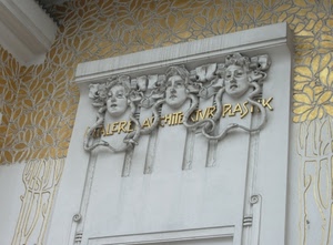oro, liberty, serpenti, mascheroni, foglie, tre, scritte, scritta, dorato, palazzo, facce, decorazioni, maschere, lettere, volti, visi