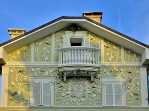 finestre, casa, balcone, liberty, tetto, persiane, cielo, comignoli, fiori, balaustra, verde, camini, decorazioni, imposte