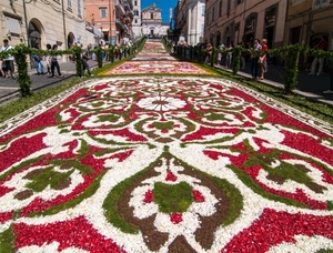 strada, infiorata, rosso, fiori, petali, verde, colori, disegni, chiesa, persone, tappeto, bianco