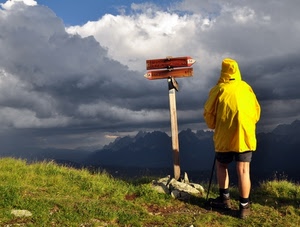 giallo, montagna, nuvole, cartelli, sentiero, erba, verde, frecce, gialla
