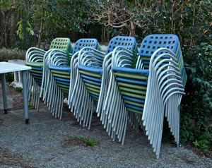 sedie, tavolino, accatastate, verde, pile, piante, alberi, gambe, parco, tavolo, foglie, metallo, azzurro, giardino, celeste, plastica