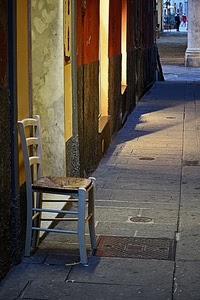 sedia, tombino, vicolo, strada, luci, porta, sera, paglia, legno
