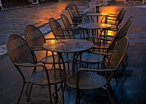 tavolini, sedie, strada, luci, riflesso, notte, riflessi, luce, ferro, metallo, bagnato, bar