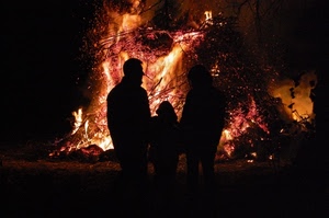 fuoco, fiamme, persone, tre, silhouette, controluce, notte, bambino, notturno, famiglia, uomo, legna, falò, bruciare, scintille