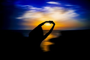 sole, tramonto, mare, blu, controluce, silhouette, braccia, donna, nuvole, cielo, riflesso