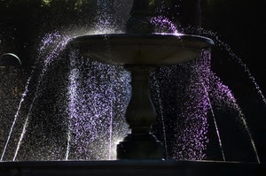 fontana, gocce, acqua, zampilli, controluce, luce, notturno, notte, getti, spruzzi, luci