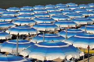 ombrelloni, azzurro, bianco, spiaggia, pali, mare, file, blu, tanti, tela, aperti
