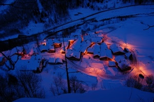 neve, luci, case, notte, alberi, inverno, panorama, notturno, blu, villaggio, montagna, paese, tetti, paesaggio, strada, rosso