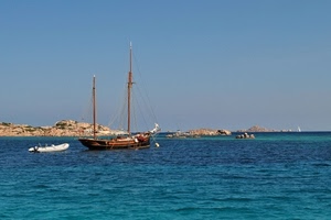 mare, scogli, veliero, barca, barche, acqua, azzurro, gommone, isole, alberi