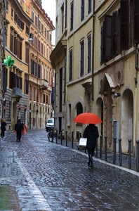 strada, ombrello, pioggia, rosso, croce, finestre, passanti, farmacia, persone, porte, vicolo, verde, paletti, palazzi, bagnato, balconi, bicicletta, auto