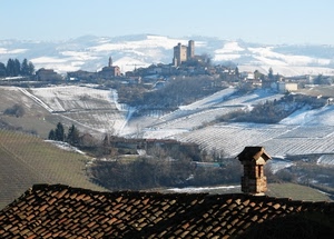 neve, panorama, tetto, alberi, comignolo, bianco, chiesa, cielo, camino, castello, inverno, torre, colline, tegole, montagne, tetti, campanile, azzurro, paese, paesaggio