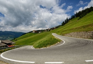 strada, curva, verde, nuvole, tornante, cielo, montagna, erba, prato, case