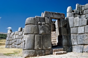 porta, pietre, gradini, cielo, ruderi, rovine, massi, scale, archeologia, fortezza, sassi, grigio, nuvole, scala, muro, scalini, blocchi, portale, azzurro, sito, alberi, antichità