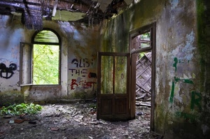 porta, finestra, rudere, abbandono, scritte, degrado, muro