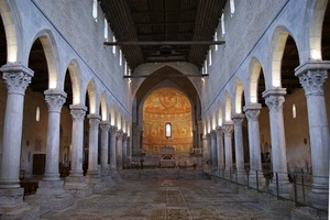colonne, chiesa, archi, interno, navata, capitelli, prospettiva, soffitto, affreschi, altare