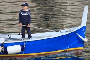 barca, bambino, cappello, acqua, mare, blu, galleggiante, azzurro, remo, arpione, bimbo, giallo