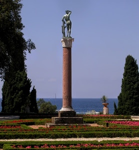 colonna, fiori, statua, alberi, mare, verde, giardino, acqua, cielo, aiuole, azzurro, nudo, vaso, capitello, rosso, piante, aiuola