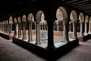 colonne, pozzo, chiostro, archi, portico, mattoni, prospettiva, capitelli, arcate, cortile, travi