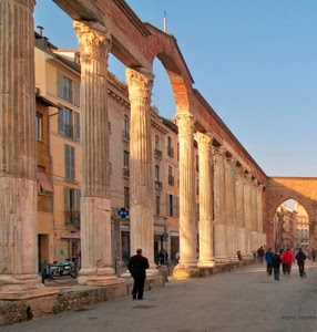 colonne, arco, persone, cielo, porta, moto, finestre, colonnato, capitelli, palazzi, milano, strada, passanti