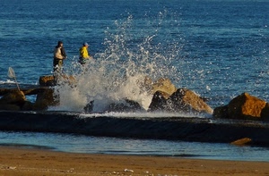 mare, scogli, pescatori, acqua, spruzzi, due, sabbia, onde, schiuma, persone, onda, frangiflutti, schizzi, spiaggia, azzurro, massi, retino