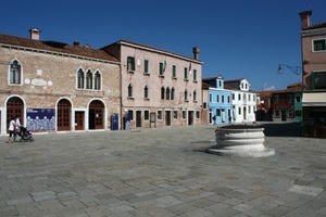 piazza, pozzo, finestre, comignoli, porte, case, passeggino, lampione, cielo, persone, palazzi, trifore, lampada, vera, tetti, passanti