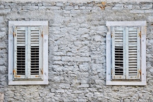 finestre, muro, persiane, due, grigio, chiuse, pietre, facciata