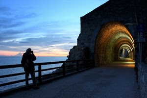 galleria, luci, fotografo, mare, nuvole, strada, cielo, ringhiera, acqua, tramonto, tunnel, orizzonte, ombre, alba, persona