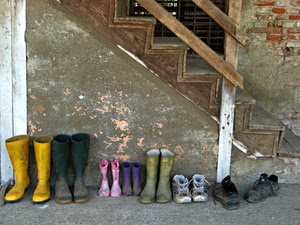 stivali, scarpe, scala, giallo, gradini, legno, colori