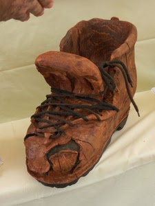 lacci, scarpa, scarpone, marrone, legno, scultura, rotto, terracotta, soprammobile, bianco, stringhe, mano