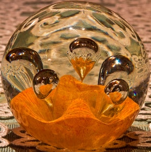 vetro, sfera, gocce, arancione, palla, giallo, trasparente, trasparenza, sabbia, tovaglia, centrino, arancio, trasparenze, riflessi, riflesso