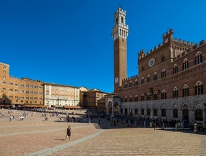 piazza, torre, palazzi, siena, persone, orologio, cielo, finestre, merli, archi, turisti, passanti, palazzo, porte, case, azzurro, trifore