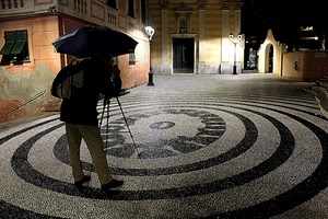 fotografo, ombrello, piazza, cerchi, notturno, lampioni, notte, treppiedi