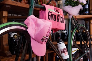 bicicletta, rosa, borraccia, ruote, giro, cappello, bottiglie, maglia, verde, cappellino, berretto, bici, scritta, maglietta