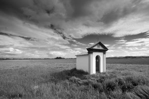 nuvole, cielo, bianconero, erba, prato, croce, cappella, bianco, chiesetta, chiesa, campagna, edicola, alberi, pianura, cancello, paesaggio, triangolo, timpano