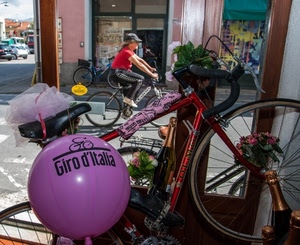 bicicletta, rosa, palloncino, ciclista, biciclette, pallone, spumante, manubrio, strada, vetrina, giro, fiori