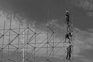 operai, impalcatura, caschi, bianconero, nuvole, tubi, grigio, cielo, sicurezza, uomini