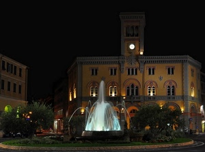 fontana, orologio, finestre, notte, palazzo, acqua, notturno, torre, piazza, luci, piante, verde, zampilli, archi, aiuola, palazzi, case